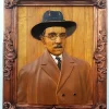 Escultura Fernando Pessoa em madeira exótica