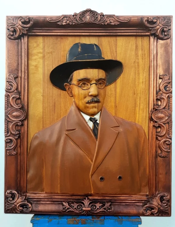 Escultura Fernando Pessoa em madeira exótica