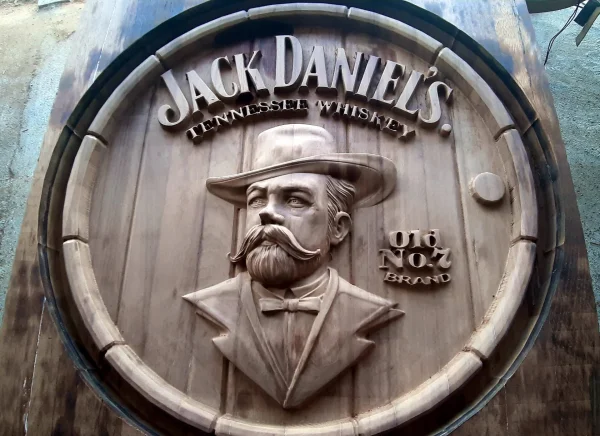 ceef06d5-5a48-4fe0-a3ac-98a3eeca087e Quadro Jack Daniel’s Esculpido em Madeira
