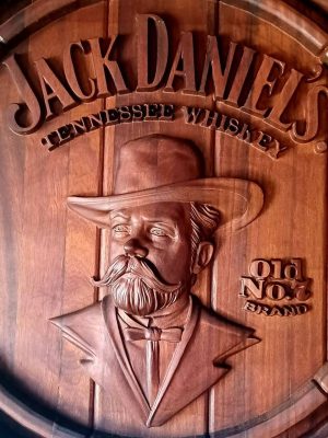 il_1140xN.3698297584_hgxs Quadro Jack Daniel’s Esculpido em Madeira