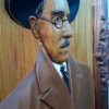 Escultura Fernando Pessoa em madeira exótica