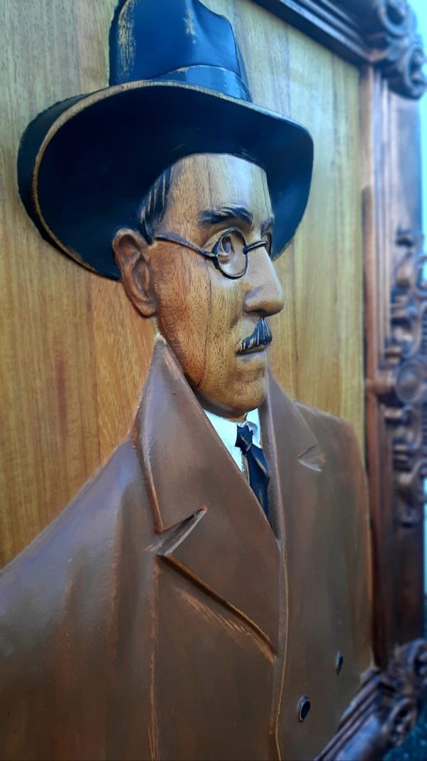 Escultura Fernando Pessoa em madeira exótica