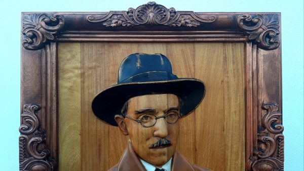 Escultura Fernando Pessoa em madeira exótica