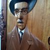 Escultura Fernando Pessoa em madeira exótica
