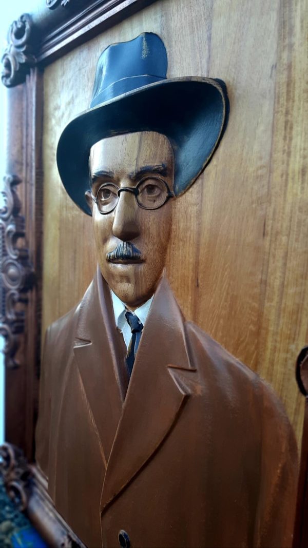 Escultura Fernando Pessoa em madeira exótica