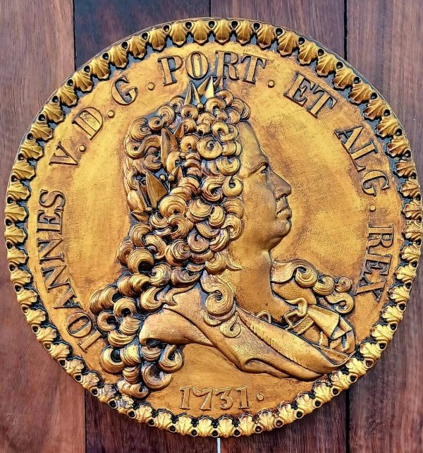 Escultura D. João V 24 Escudos Dobra Coin, carved in exotic Iroko wood.