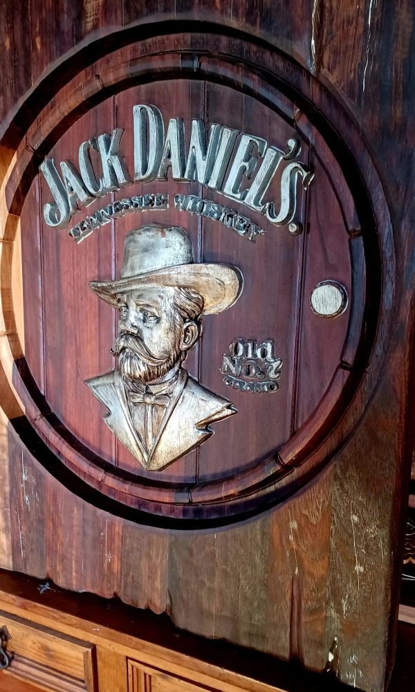 481911561_1011931410993276_2274896903169863592_n Quadro esculpido em madeira exótica, no mais puro estilo vintage.