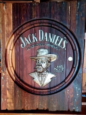 Quadro esculpido em madeira exótica, no mais puro estilo vintage.