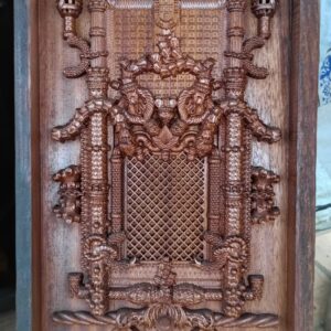 Janela do Capítulo esculpida em madeira