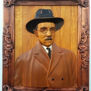 Escultura Fernando Pessoa em madeira exótica