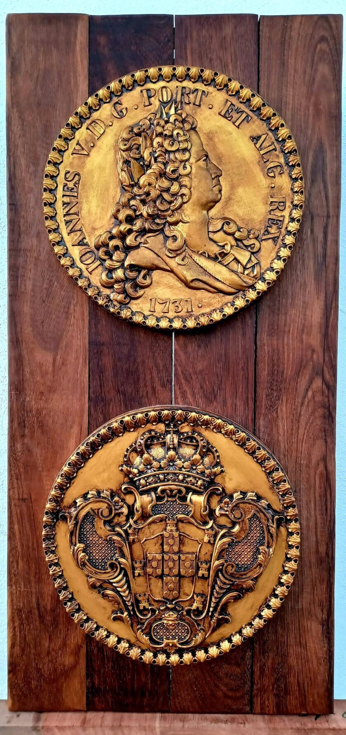 Moeda 24 Escudos D. João V em madeira exótica