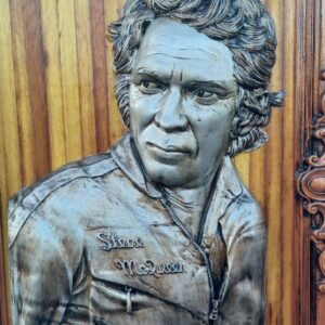 Escultura Steve McQueen em Madeira