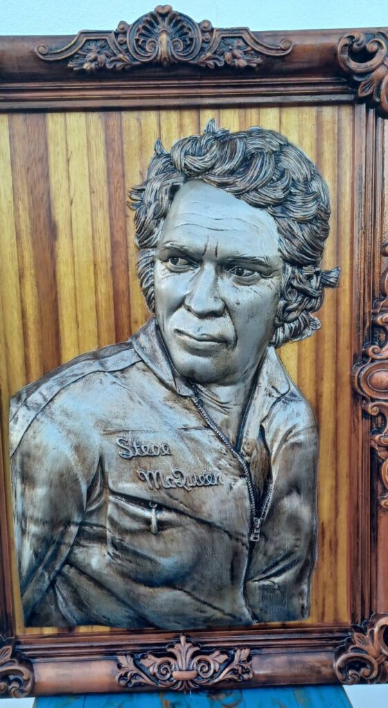 Escultura Steve McQueen em Madeira